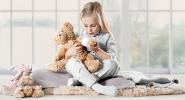 Blond girl blowing on LIVOPAN bear's arm.

Only to be used for LIVOPAN paediatrics. Campaign idea: Connects to breathing – in and out. The visuals show people inhaling and exhaling to capture the idea that pain relief is just a few breaths away.